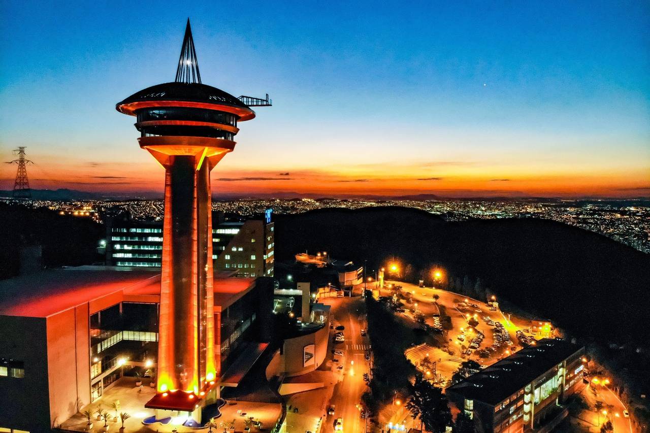 Torre iluminada vista da área de lazer de um empreendimento em Nova Lima